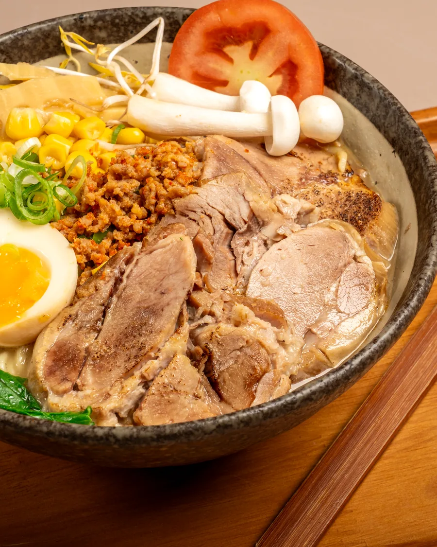 Tonkotsu ramen s vepřovým chashu a vejcem na dřevěném tácu MESHi