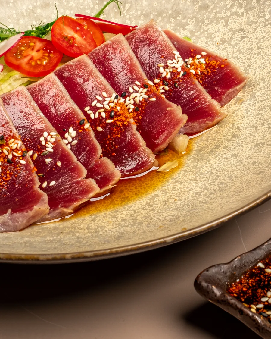 Tuna tataki s pečetí ze sezamu a chilli na keramickém talíři
